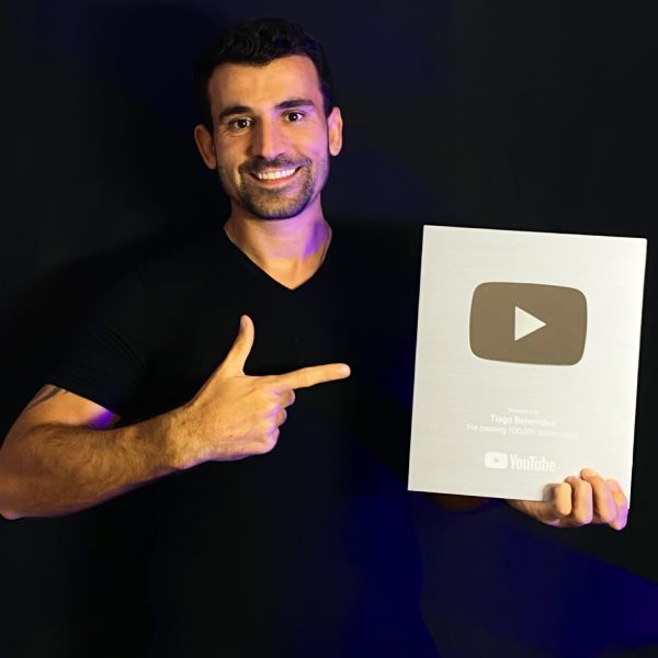 Tiago Benevides segurando Placa de Prata do YouTube